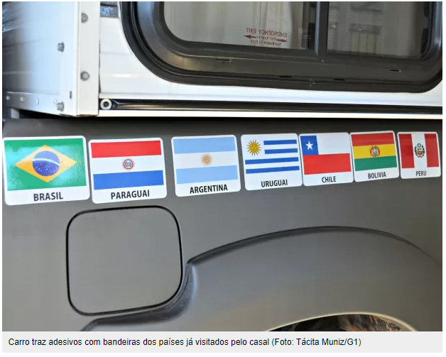 Carro traz adesivos com bandeira dos países já visitados pelo casal (Foto: Tácita Muniz/G1)