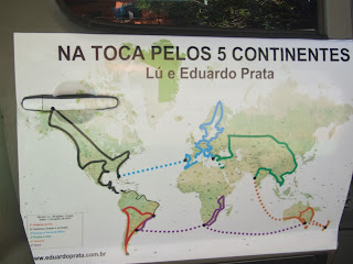 Mapa mundi com roteiro da viagem do casal